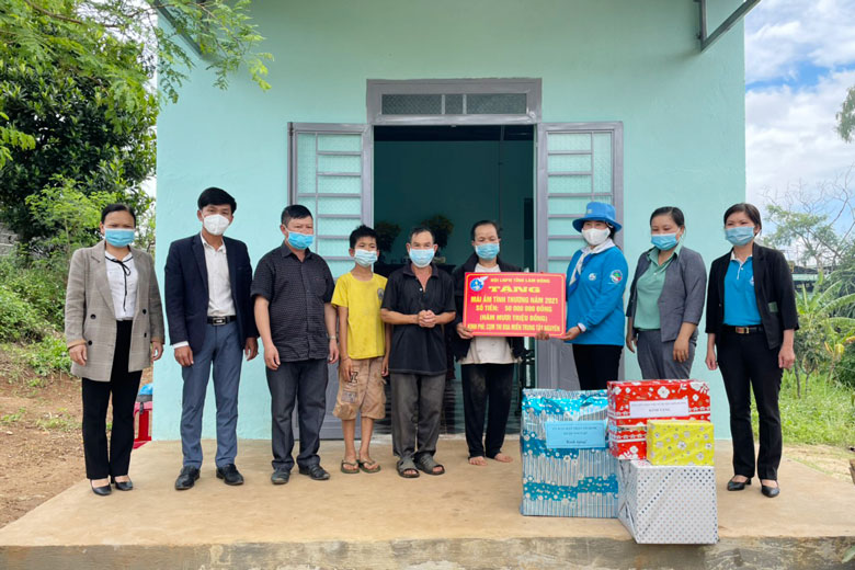 Bàn giao mái ấm tình thương cho hội viên phụ nữ khó khăn