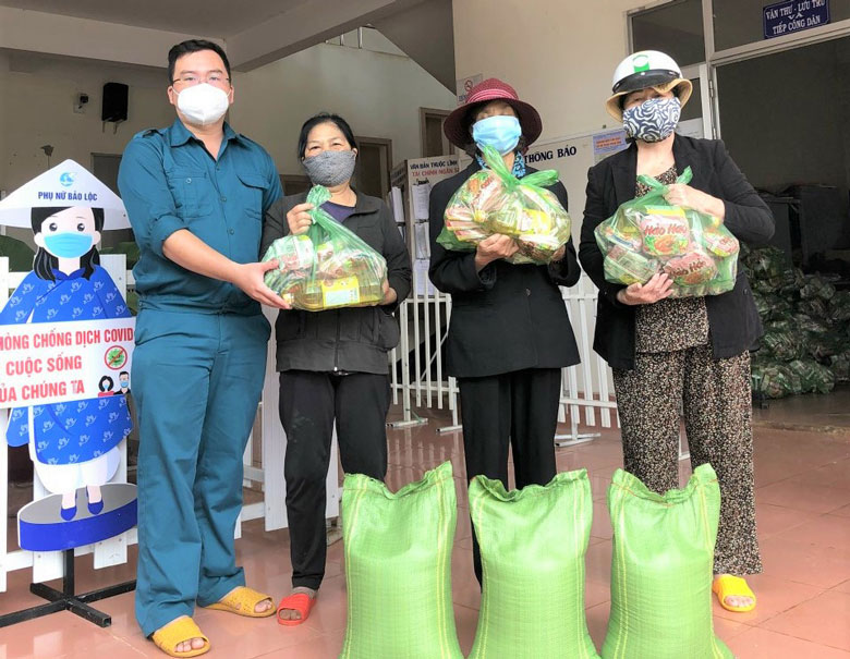 Bảo Lộc: Trao tặng 250 phần quà cho người khó khăn bị ảnh hưởng bởi dịch Covid-19
