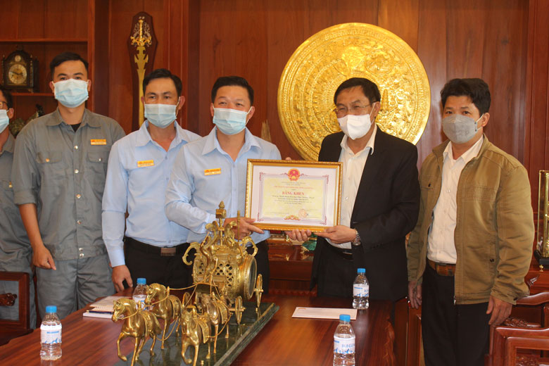 Trao Bằng khen của Chủ tịch UBND tỉnh cho các doanh nghiệp có nhiều đóng góp trong phòng chống dịch Covid-19