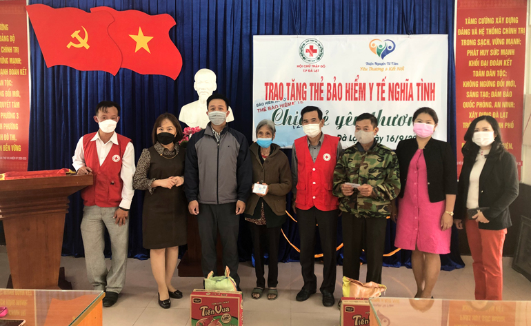 Đà Lạt: Trao 106 thẻ bảo hiểm y tế nghĩa tình