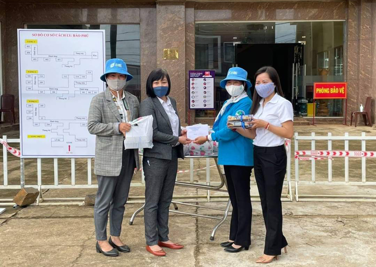 Hội LHPN với Chương trình ''Triệu phần quà san sẻ yêu thương''