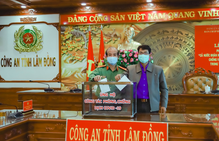 Đại diện Đoàn thanh niên Công an tỉnh tiếp nhận 250 triệu đồng đồng ủng hộ phòng chống dịch Covid-19
