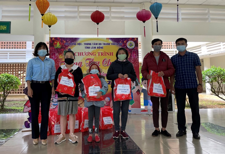 Trao quà trung thu cho thiếu nhi có hoàn cảnh khó khăn