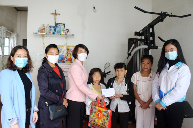 Công đoàn Văn phòng Đoàn ĐBQH và HĐND tỉnh hỗ trợ học sinh có hoàn cảnh khó khăn