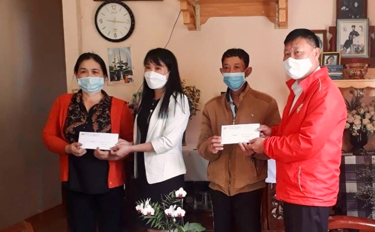 Thăm và tặng 40 triệu đồng cho công nhân mắc bệnh hiểm nghèo