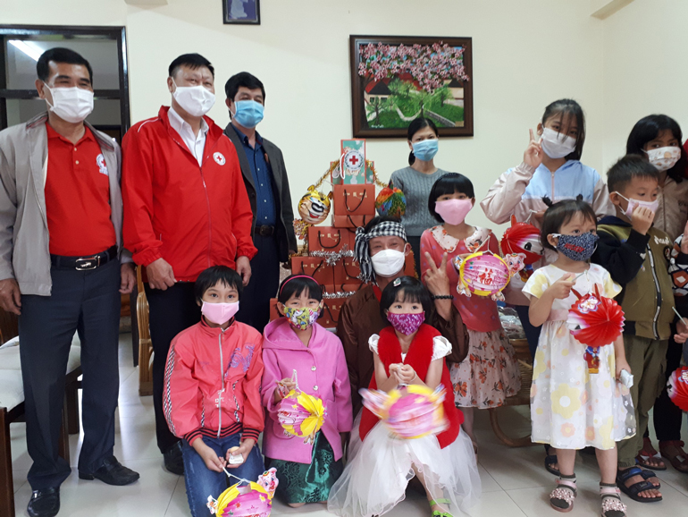 Trao quà trung thu cho trẻ em có hoàn cảnh khó khăn
