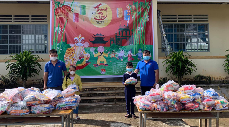 Trao quà trung thu cho các em thiếu nhi
