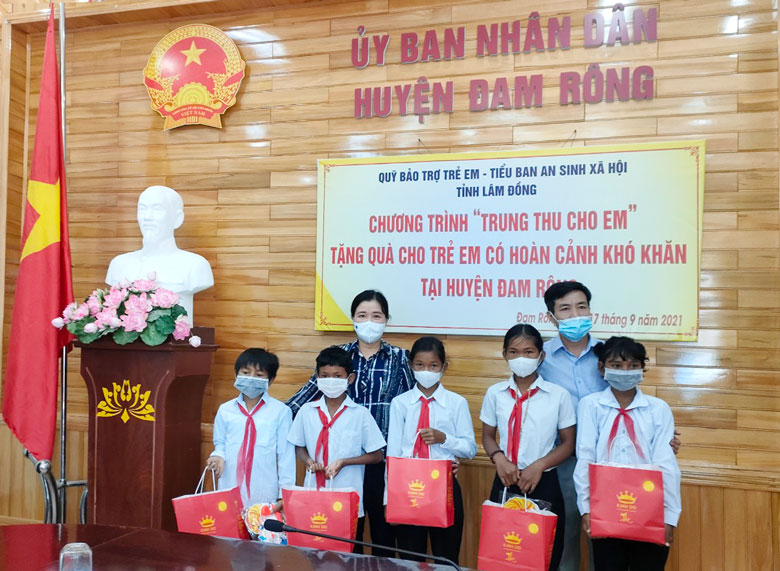 Thăm, tặng quà trung thu các em thiếu nhi