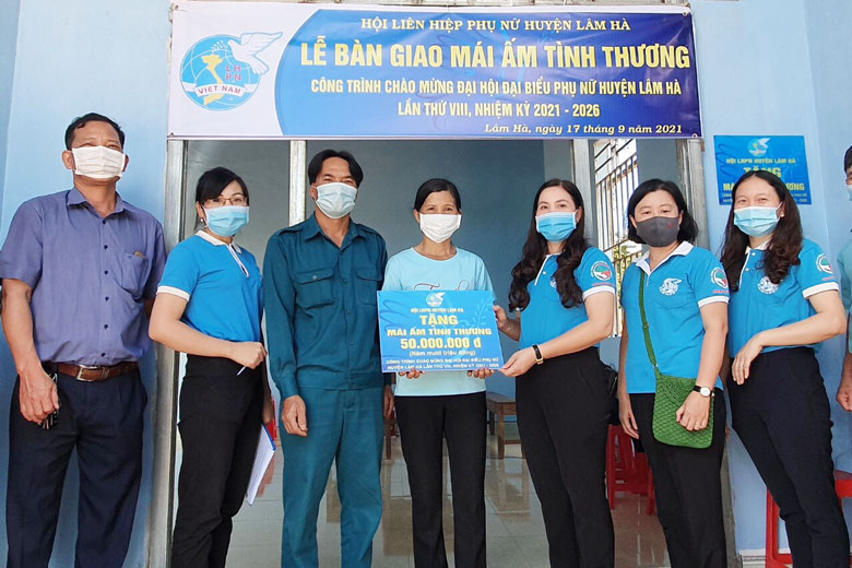 Lâm Hà: Trao phương tiện sinh kế và mái ấm tình thương cho phụ nữ khó khăn