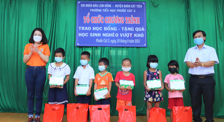 Trao học bổng và tặng quà cho học sinh nghèo đồng bào dân tộc thiểu số huyện Cát Tiên