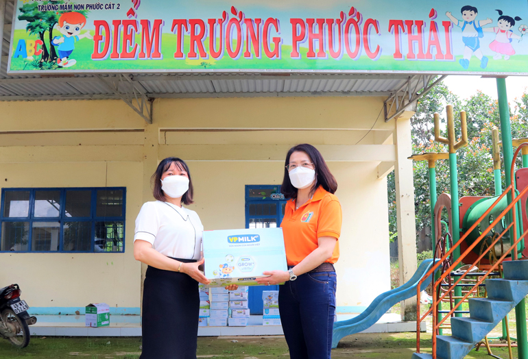 Nhà báo Hồ Thị Lan – Tổng Biên tập Báo Lâm Đồng trao tặng hơn 40 thùng sữa trị giá gần 20 triệu đồng cho trường Tiểu học Phước Cát 2