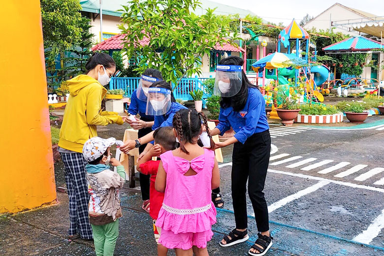 Đạ Tẻh: Chung tay tiếp sức cho học sinh đến trường