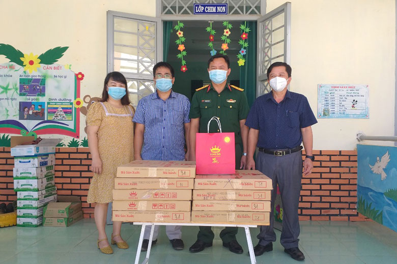 Những phần quà trung của UBND huyện Cát Tiên được cán bộ, chiến sĩ khu cách ly tập trung trao tận tay cho các em
