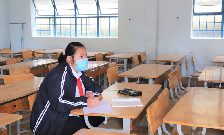Em Hồ Thị Hồng Hoa - Học sinh lớp 9 Trường THCS Nguyễn Văn Trỗi (phường B’Lao, TP Bảo Lộc) được nhà trường bố trí học online tại lớp do gia đình không có thiết bị để học trực tuyến. Ảnh: Khánh Phúc