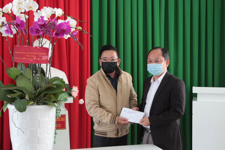 Tặng quà cho lực lượng y tế tuyến đầu