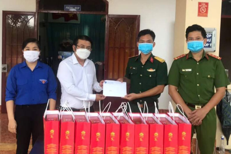 Thăm và tặng quà cho thiếu nhi nhân dịp Tết Trung thu