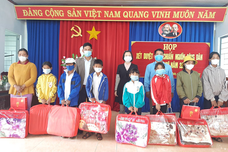 Trao quà trung thu tại xã Gia Bắc			