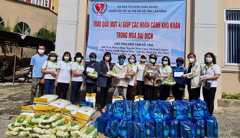 Trao 45 phần quà cho người già neo đơn, bệnh nhân nghèo và người khuyết tật
