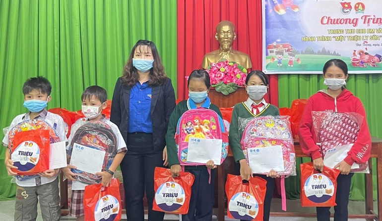 Trao học bổng và tặng quà Trung thu cho thiếu nhi