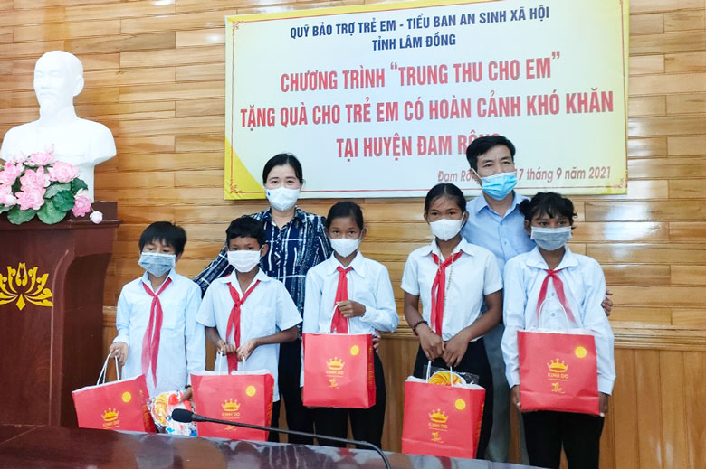 Hơn 1.700 trẻ em có hoàn cảnh khó khăn được nhận quà trung thu