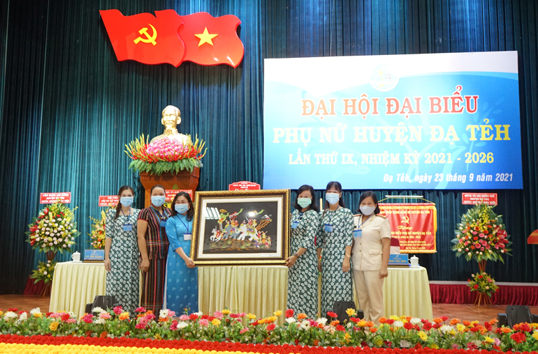 Hội LHPN tỉnh tặng quà chúc mừng Đại hội