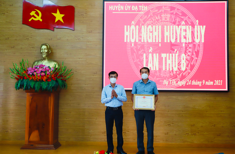 Đồng chí Nguyễn Mạnh Việt – Quyền Bí thư Huyện ủy Đạ Tẻh trao bằng khen của UBND tỉnh Lâm Đồng cho tập thể Đoàn TNCS Hồ Chí Minh huyện Đạ Tẻh