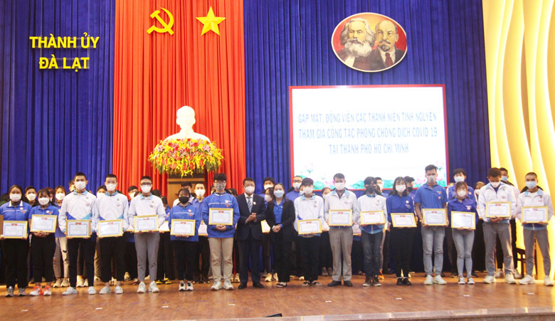 Thành Đoàn Đà Lạt khen thưởng các cá nhân đã tích cực tham gia công tác phòng, chống dịch Covid -19