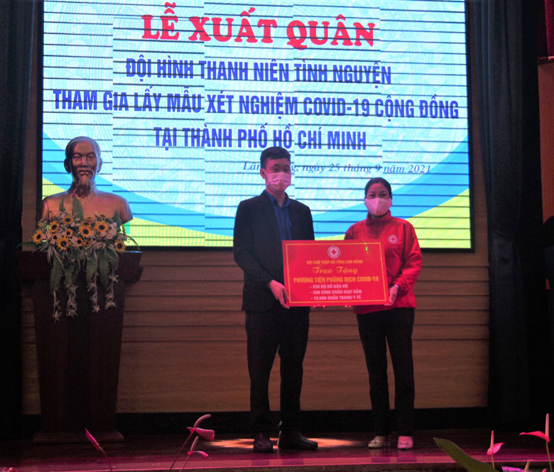 Hội Chữ thập đỏ tỉnh trao tặng vật tư y tế cho đội hình thanh niên tình nguyện