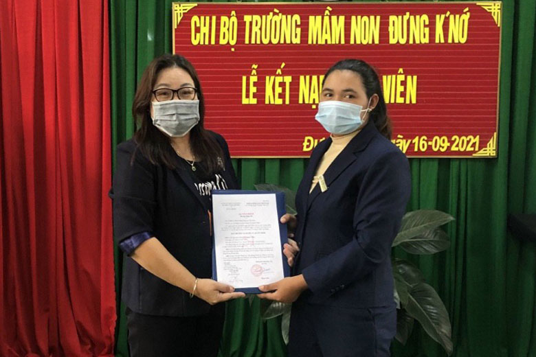 Với vao trò Bí thư Chi bộ, cô Nguyễn Thị Nông - Hiệu trưởng Trường Mầm non Đưng K’Nớ (trái) luôn quan tâm công tác phát triển đảng viên