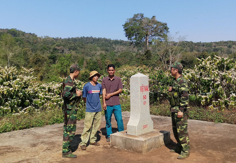 Bộ đội Biên phòng tỉnh Đắk Nông cùng người dân bên cột mốc chủ quyền