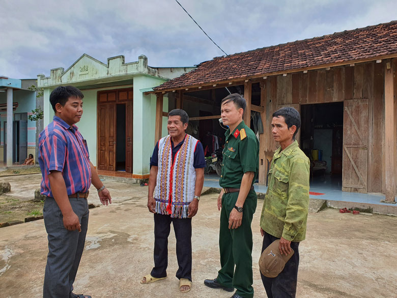 Cán bộ xã Mô Rai, huyện Sa Thầy, tỉnh Kon Tum phối hợp cùng đơn vị quân đội trên địa bàn tuyên truyền, phổ biến pháp luật đến từng hộ dân