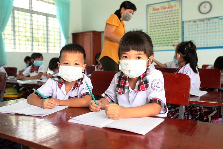 Giáo viên và học sinh Trường Tiểu học Lê Hồng Phong trong một buổi học