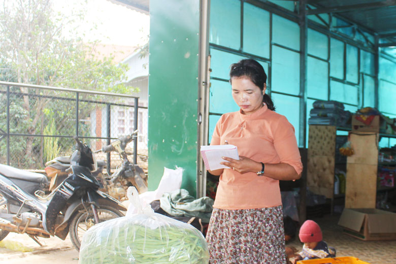 Hoa thắm của buôn làng