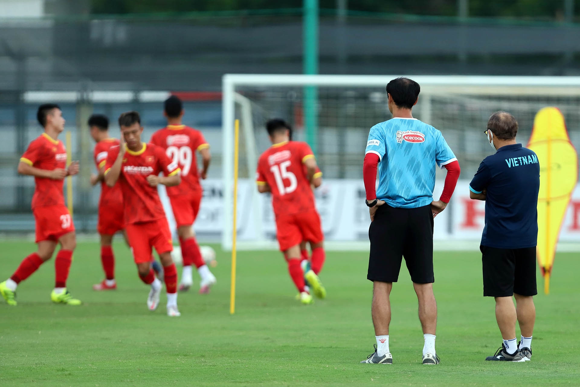 Trợ lý Kim Han-yoon trao đổi cùng HLV Park Hang-seo.