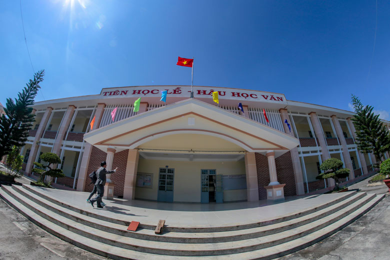 Hết lòng hỗ trợ học sinh dân tộc thiểu số học trực tuyến