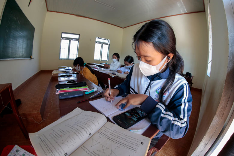 Một học sinh lớp 7 tại làng Gân Reo có điện thoại thông minh tới học online tại một phòng học giáo lý trong Giáo xứ Gân Reo. Tuy nhiên, số lượng học sinh có điện thoại thông minh tại làng khá hạn chế, bên cạnh đó đường truyền sóng điện thoại yếu nên việc học online rất khó khăn nếu không có đường truyền mạng cáp quang