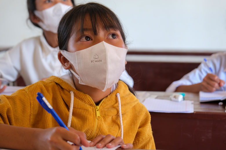 Một học sinh người đồng bào dân tộc thiểu số làng Gân Reo chăm chú học trực tuyến với các bạn trong làng
