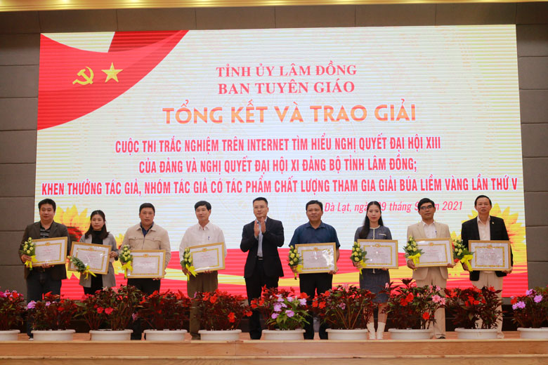 Đồng chí Nguyễn Tiến Dũng – Phó Trưởng Ban Tổ chức Tỉnh ủy trao giấy khen của Ban Tuyên giáo Tỉnh ủy cho các tác giả, nhóm tác giả có tác phẩm chất lượng tham gia giải Búa liềm vàng lần thứ V – năm 2020. MG8108