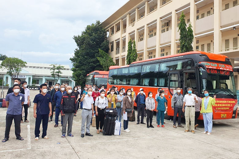 Ngày đầu tiên 24/8, đoàn Y Bác sĩ Lâm Đồng đến TP HCM chụp ảnh lưu niệm cùng Ban Giám đốc Bệnh viện Dã chiến số 1