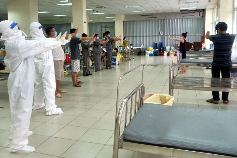 Các Y Bác sĩ Bệnh viện Dã chiến số 1 TP HCM hướng dẫn bệnh nhân tập thở để cải thiện chức năng hô hấp