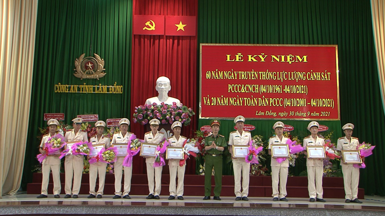 Đại tá Đinh Xuân Huy - Phó Giám đốc Công an tỉnh trao giấy khen cho các cá nhân có thành tích xuất sắc trong công tác PCCC&CNCH nhân kỷ niệm 60 năm Ngày truyền thống của lực lượng PCCC& CNCH và 20 năm ngày toàn dân PCCC