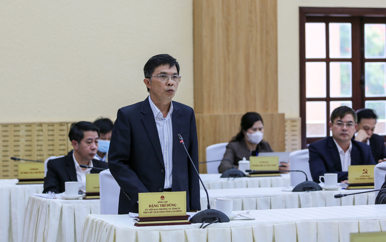 Phó Chủ tịch UBND tỉnh Đặng Trí Dũng điều khiển phiên thảo luận và đánh giá tình hình 9 tháng