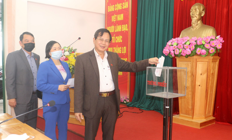 Các đại biểu bỏ phiếu giới thiệu nhân sự bổ sung Ủy viên Ban Chấp hành Đảng bộ Khối nhiệm kỳ 2020 - 2025