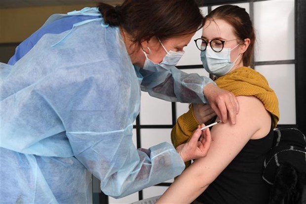 Vaccine AstraZeneca ngăn ngừa bệnh nhân COVID-19 biến chứng nguy hiểm