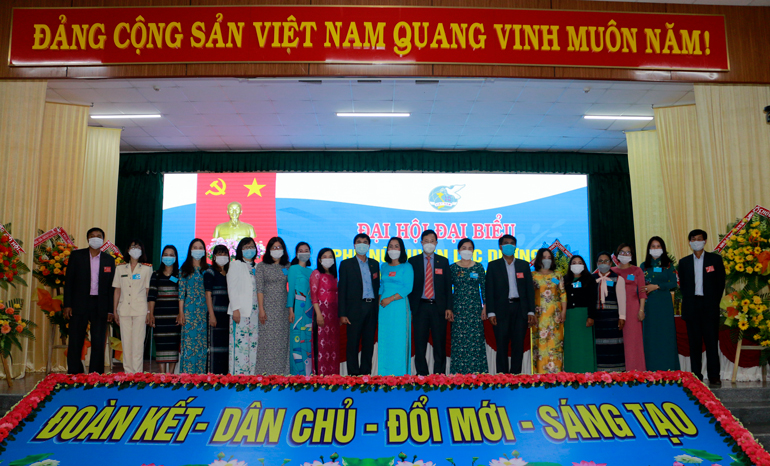 Lãnh đạo Hội LHPN tỉnh và huyện Lạc Dương chụp hình lưu niệm với Ban Chấp hành Hội LHPN huyện khóa XI