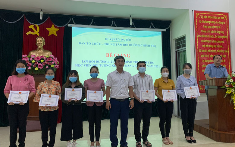 Đạ Tẻh: Bồi dưỡng lý luận chính trị cho 42 quần chúng ưu tú