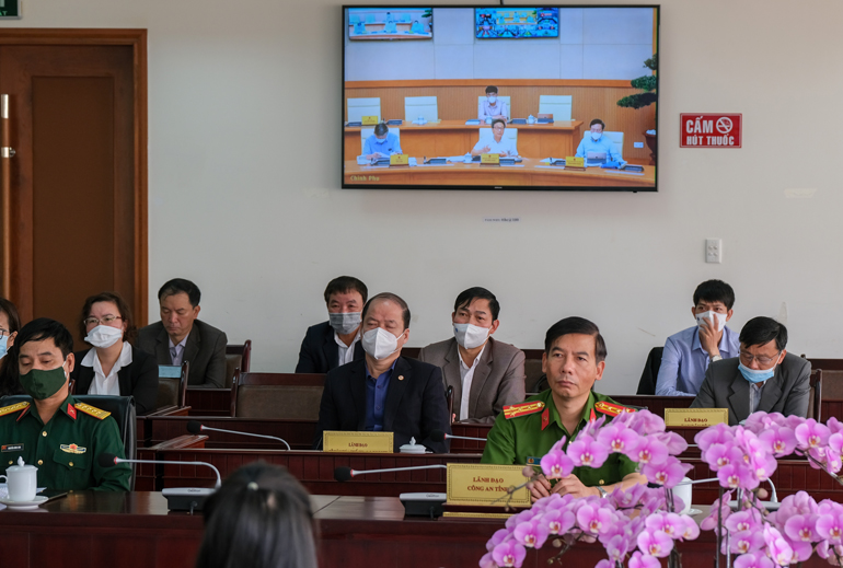 Các đại biểu tại điểm cầu Lâm Đồng lắng nghe phát biểu của đồng chí Vũ Đức Đam - Phó Thủ tướng Chính phủ về công tác phòng chống dịch