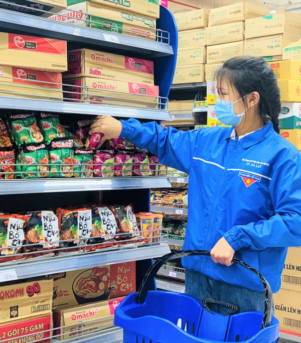 Nữ tình nguyện viên Lâm Đồng trong một lần đi mua nhu yếu phẩm giúp người dân