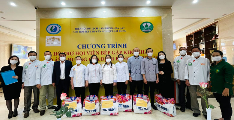 Trao hỗ trợ cho nhân viên nghề bếp mất việc làm do ảnh hưởng dịch bệnh Covid-19