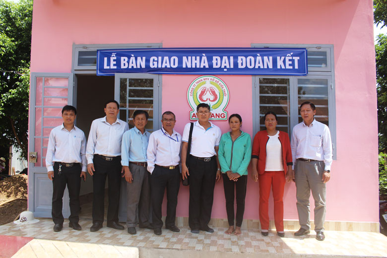 Xây nhà cho hộ nghèo